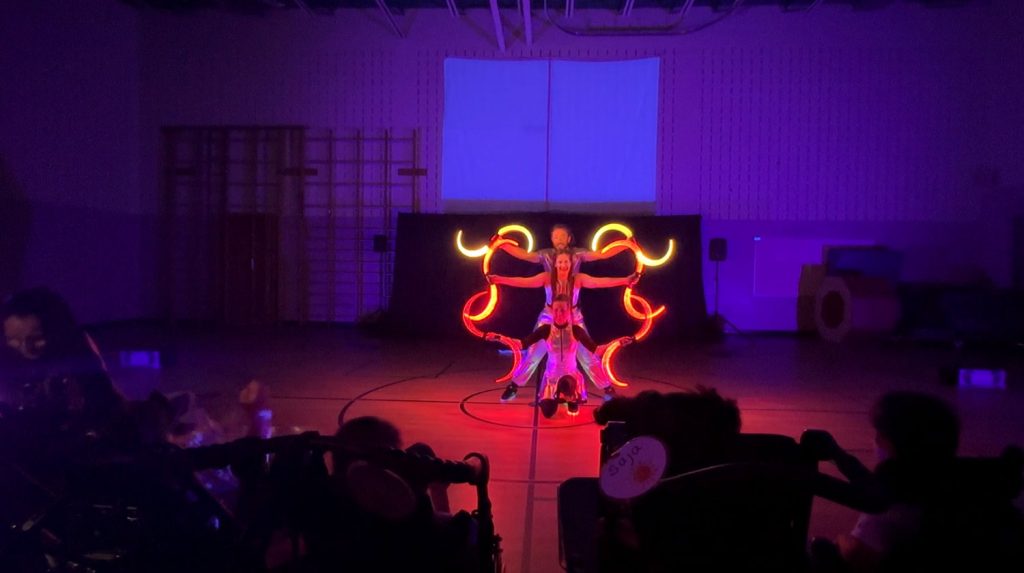 CosmosE-besoins-speciaux-ecole spectacle lumineux